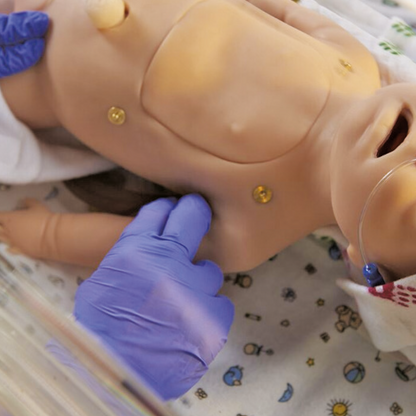 CHARLIE : Simulador de reanimación neonatal con simulador de ECG interactivo