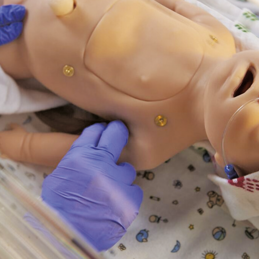 CHARLIE : Simulador de reanimación neonatal con simulador de ECG interactivo