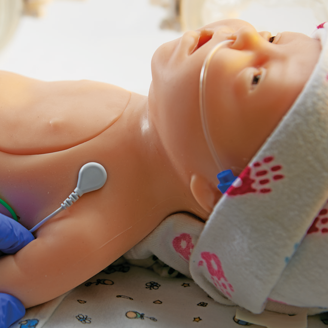 CHARLIE : Simulador de reanimación neonatal con simulador de ECG interactivo